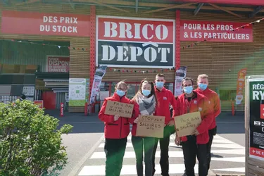 Des salariés de Brico Dépôt, à Toulon-sur-Allier, débrayent pour demander une hausse des salaires