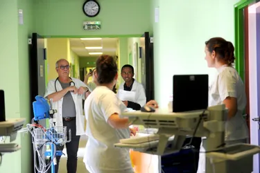 Quelles sont les stratégies du centre hospitalier de Moulins-Yzeure pour recruter des médecins ?
