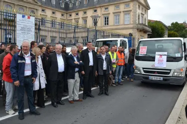 Opération escargot aux entrées de la ville du Puy-en-Velay et manifestation devant la préfecture