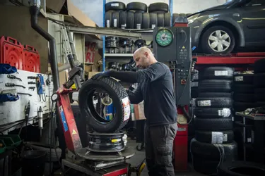 Les garagistes du Puy-de-Dôme conseillent d'anticiper pour éviter les délais et les pénuries de pneus neige