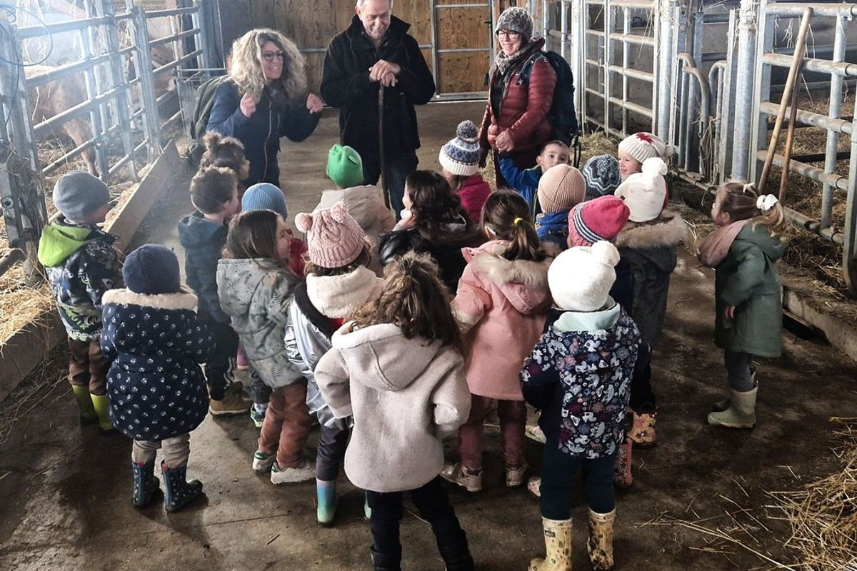 Les élèves de Saint-Saturnin découvrent l'agriculture de montagne à la ferme de Jean-Michel