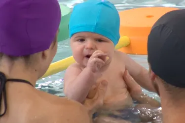 [Vidéo] Les bébés nageurs barbotent à la piscine de Chamalières