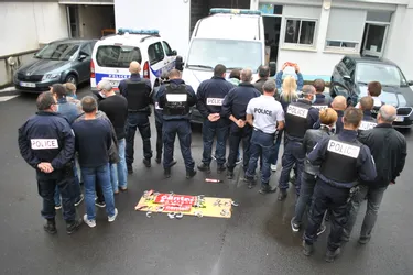 Les policiers déposent les menottes et les brassards au sol à Aurillac