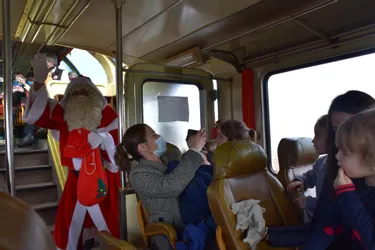 Le Père Noël monte à bord du train d'Agrivap entre Ambert et Arlanc (Puy-de-Dôme)
