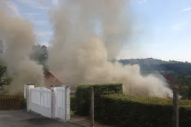 Une maison ravagée par les flammes à cause d'un climatiseur