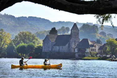 Beaulieu la douce et la touristique coule des jours paisibles le long de la Dordogne