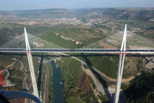 Effondrement du pont de Gênes : l'ingénieur du viaduc de Millau soupçonne la corrosion d'être à l'origine du drame