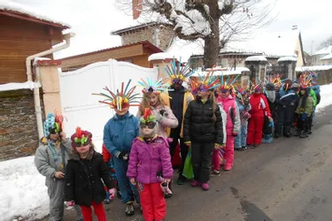 Les enfants défilent pour fêter carnaval