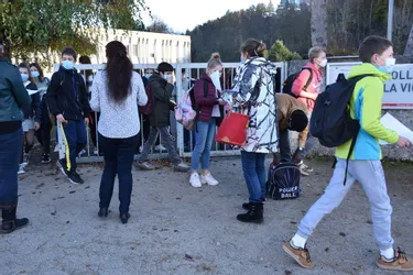 Le personnel du collège de Saint-Flour La Vigière (Cantal) demande plus de moyens humains « pour éviter le brassage des élèves »
