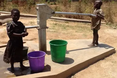 Un couple creuso-britannique mobilise pour la scolarité, l’eau et l’équipement sanitaire