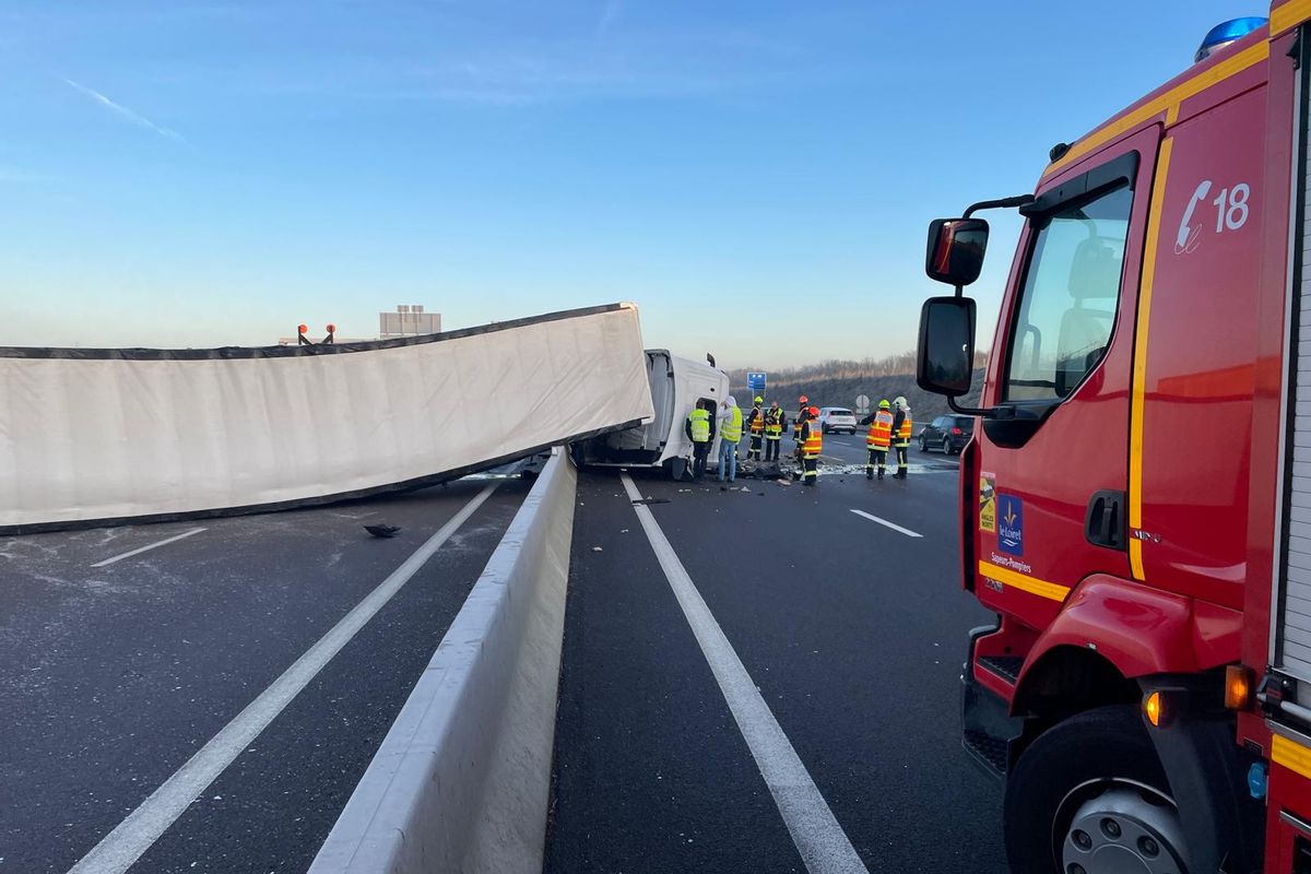 Un Poids Lourd Se Couche Sur L autoroute A10 Pr s D Orl ans La 