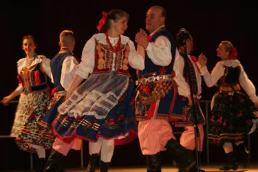 Chanteurs, danseurs et musiciens de l’ensemble folklorique Warszawa se sont produits à l’Agora