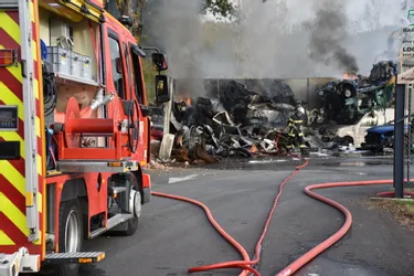 Des carcasses de voitures en feu à Courpière (Puy-de-Dôme)