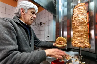 Aurillac : derrière l'étiquette de la malbouffe, le succès populaire du kebab