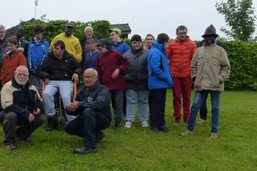Un groupe de jeunes handicapés et des migrants se sont épaulés le long de la Dordogne