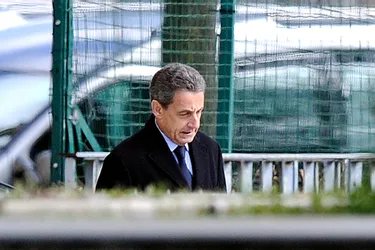 Report du procès de Sarkozy pour des dépenses excessives de campagne