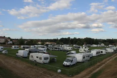 Allier : une cinquantaine de caravanes sur un terrain de football