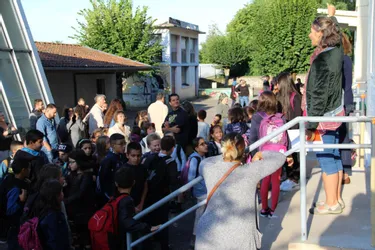 Des parents d'élèves de Thiers et d'Ambert (Puy-de-Dome) mobilisés contre des suppressions de classes à la rentrée