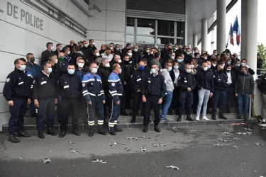 Les policiers en colère jettent leurs menottes devant le commissariat de Clermont-Ferrand