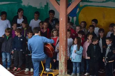 Les écoliers chantent à Pourcheroux