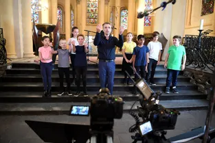 Des élèves de l'école Jules-Ferry de Clermont-Ferrand chantent pour une web-série