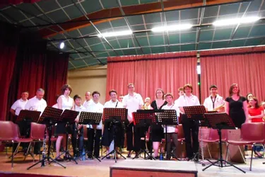 L’Harmonie donjonnaise et les choristes collégiens sur scène