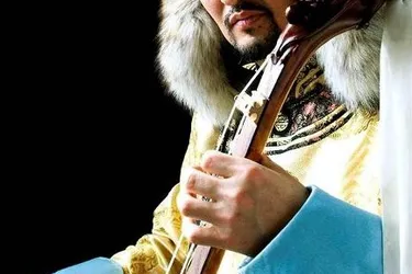 Un musicien mongol salue le printemps à l'arboretum
