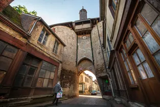 Cinq raisons de s'arrêter au village médiéval d'Ainay-le-Château (Allier)