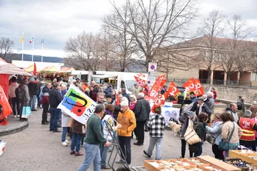 Retraites : l'intersyndicale de Brioude en campagne sur le marché pour préparer la mobilisation du 28 mars