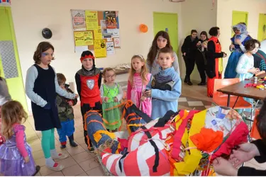 Une vingtaine d’enfants se sont déguisés pour conduire Monsieur Carnaval au bûcher
