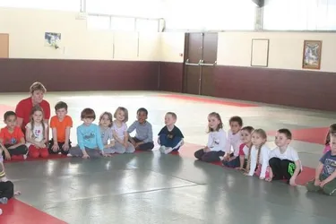 Une initiation au judo est proposée aux enfants de moyennes et grandes sections