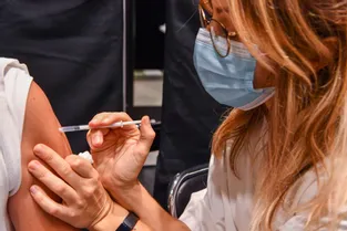 La Haute autorité de santé recommande une campagne de rappel pour les plus de 65 ans, couplée à la vaccination contre la grippe