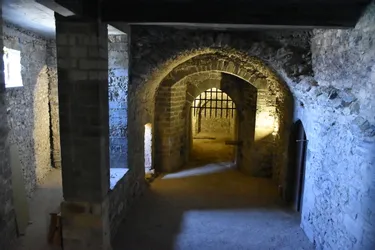 Lieux inaccessibles au public : dans les méandres des souterrains du château de Lamothe (Haute-Loire)