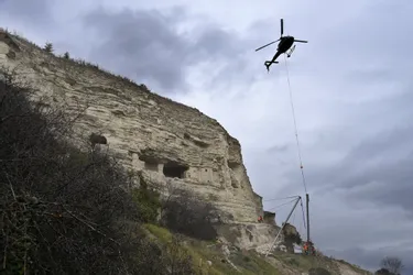 Un chef de chantier chute d'une dizaine de mètres sur les falaises de La Roche-Blanche (Puy-de-Dôme)