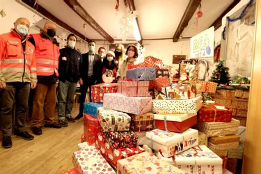 Radio Pays d'Aurillac collecte des cadeaux de Noël pour la Croix-Rouge