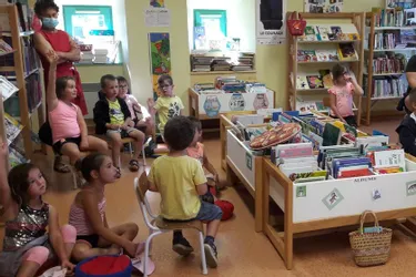 Les enfants découvrent la bibliothèque