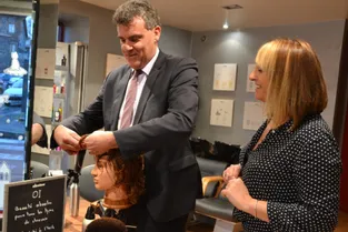 Le député Vigier teste le métier de coiffeur