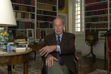 L'ex-président Valéry Giscard d'Estaing hospitalisé à Tours