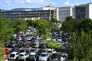 Plus de 1.000 signatures pour dénoncer l’engorgement des parkings du CHU Montpied à Clermont-Ferrand