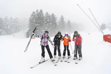 Les skieurs savourent leur retour sur les pistes du Lioran (Cantal)