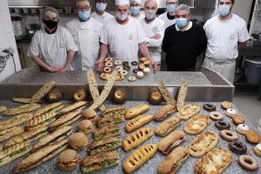 Le MOF Olivier Magne dispense une formation à la boulangerie Chapelon de Peschadoires (Puy-de-Dôme)