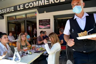 Les bars et restaurants ont rouvert avec le sourire sous le masque à Moulins (Allier)