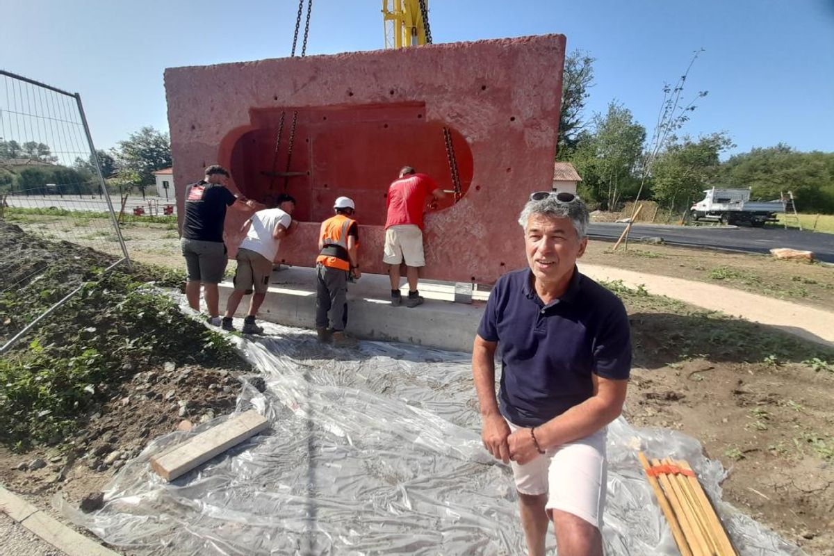 Pourquoi une brique g?�ante a-t-elle ?�t?� install?�e dans cette commune du Puy-de-D?�me ? - La Montagne