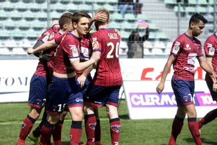 Foot / Ligue 2 : le Clermont Foot chute face à Tours (0-1) [revivez le direct]