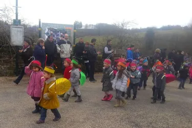 Les enfants costumés pour fêter Carnaval