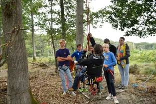 Le grimpeur montluçonnais Axel Cazier dispense des ateliers dans les arbres pour mieux les connaître
