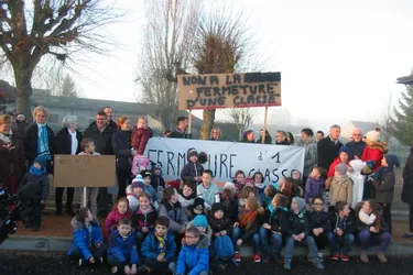 Mobilisés contre la fermeture d'une classe au RPI de Paray-Loriges-Marcenat (Allier)