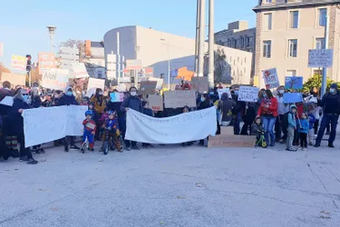 Des familles défendent la liberté d'instruction à Clermont-Ferrand