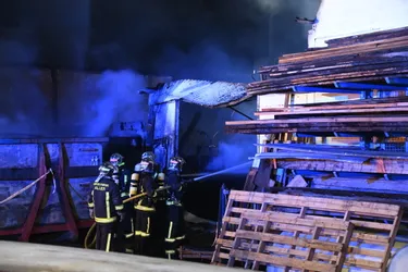 Un violent incendie détruit 300 m2 d'atelier dans une menuiserie à Moulins (Allier)