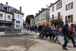 250 personnes ont défilé pour soutenir un commerçant en guerre contre le « zèle » des gendarmes